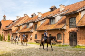 pils muiža viesnīca restorāns izmitināšana apartamenti istabas Polijā Mazury