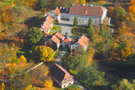 pils muiža viesnīca restorāns izmitināšana apartamenti istabas Polijā Mazury