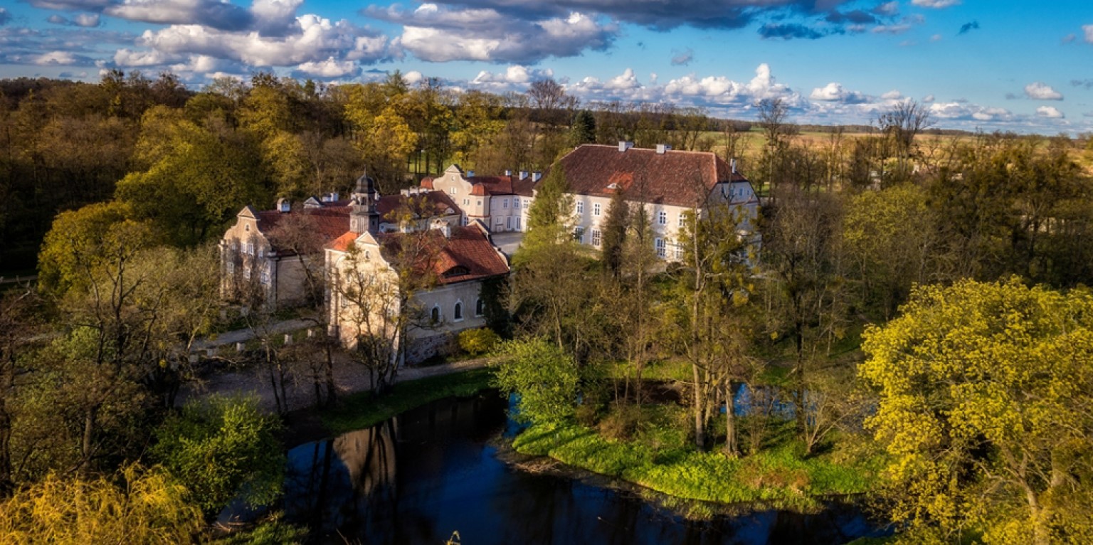 pils muiža viesnīca restorāns izmitināšana apartamenti istabas Polijā Mazury